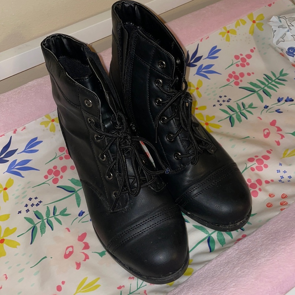 Nonslip work boots barely worn